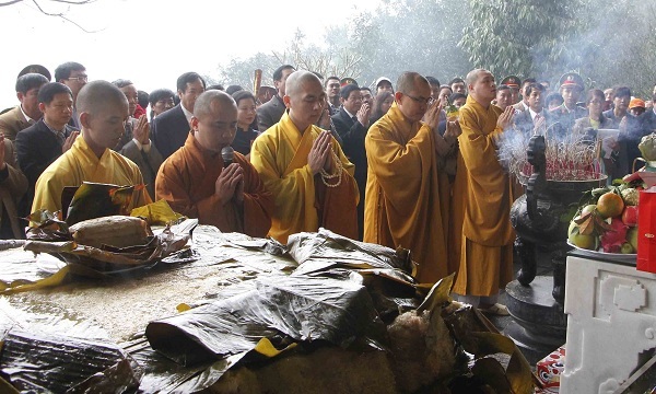 Đội mưa gánh cặp bánh chưng 700kg lên núi dâng thân mẫu Bác Hồ
