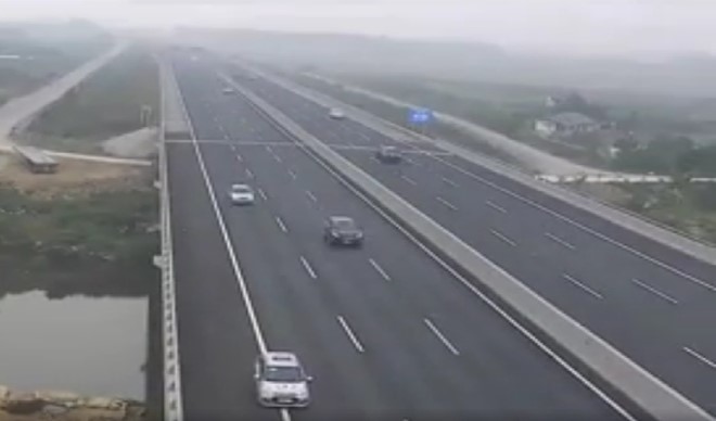 Triệu tập 3 lái xe đi lùi trên cao tốc Hà Nội - Hải Phòng