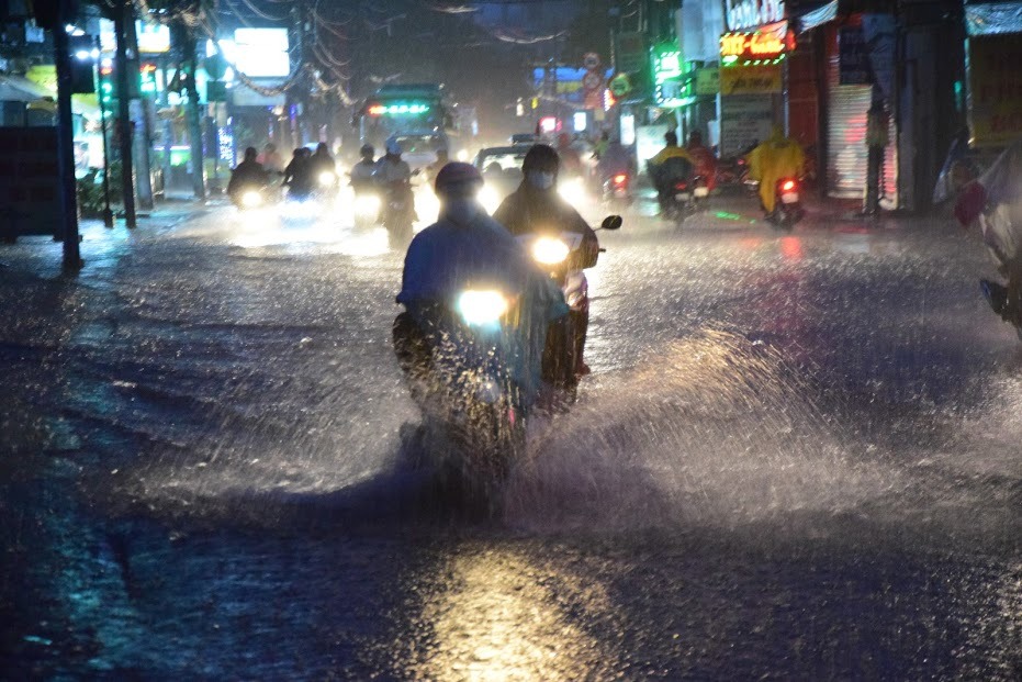 Sài Gòn mưa lớn bất thường ngày mùng 6 Tết