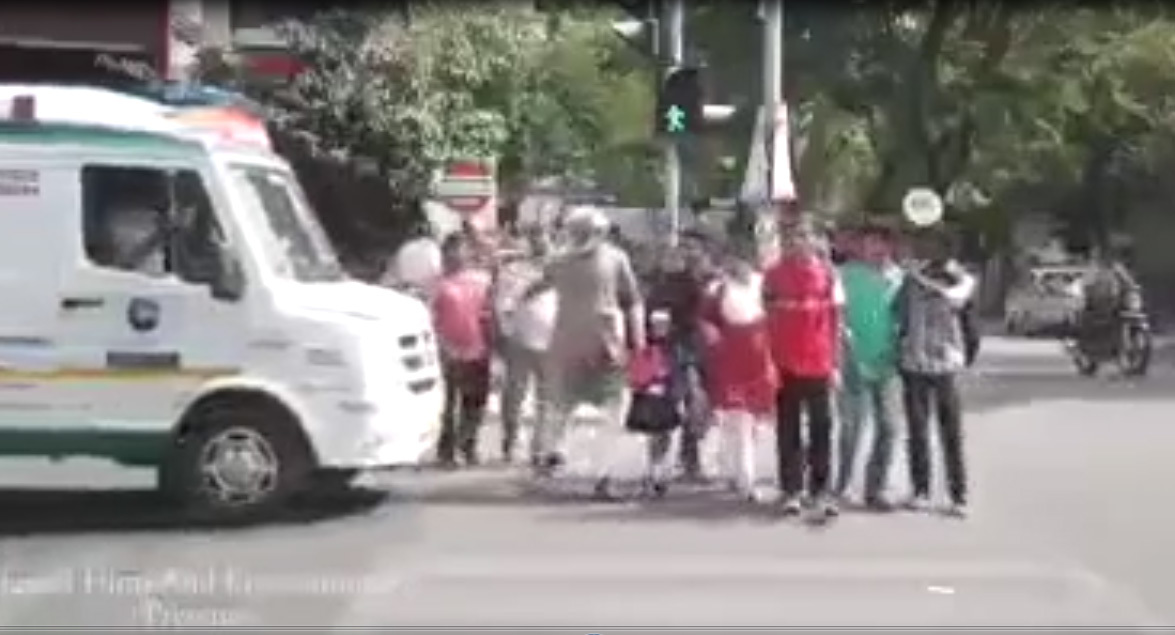 Sự vô tâm của dòng người và tiếng còi hú cấp cứu đầy vô vọng