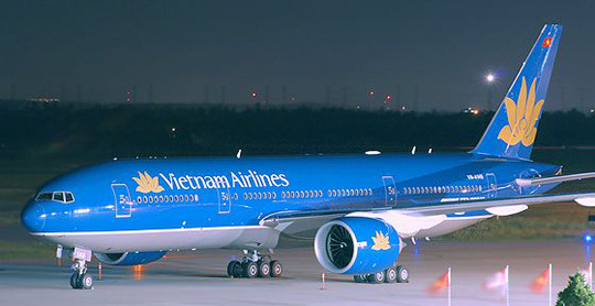 Máy bay Vietnam Airlines hạ cánh khẩn cấp cứu hành khách