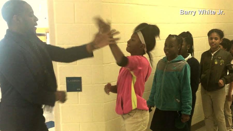 Thầy giáo tiếng Anh chào học sinh cực