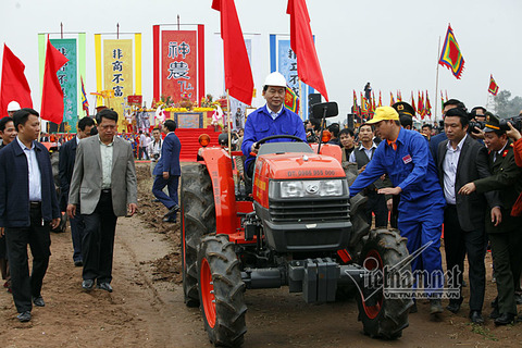 Chủ tịch nước lái máy cày trong lễ Tịch điền