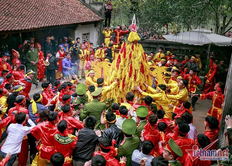 Bộ VH lên tiếng về hiện tượng phản cảm ở lễ hội đền Gióng, chùa Hương