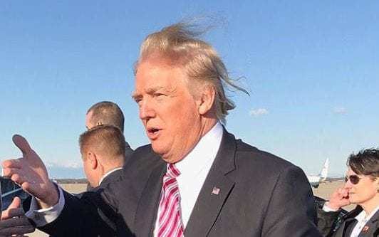 Hé lộ bí mật khiến tóc Trump bồng bềnh