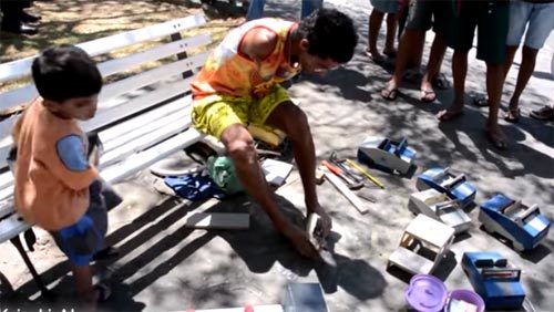 Người đàn ông không tay vẫn tự sản xuất ô tô đồ chơi tuyệt đẹp