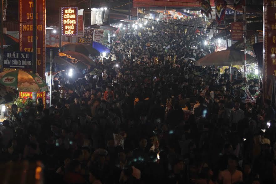 Chen nhau nghẹt thở tại chợ Viềng, tắc dài hàng km