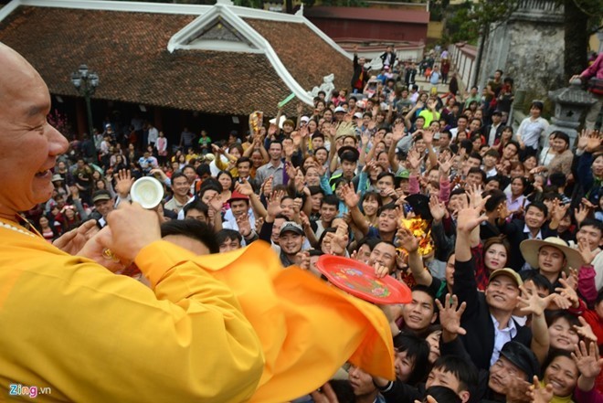 Sư thầy ném lộc ở chùa Hương bị phạt quỳ hương ngay từ đêm 2/2