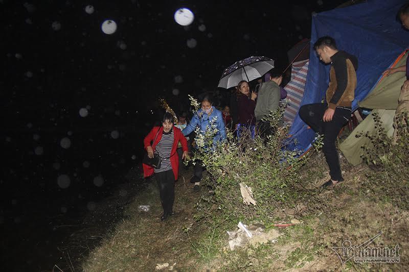 Nửa đêm tắc cứng chợ Viềng, dân đội mưa băng ruộng