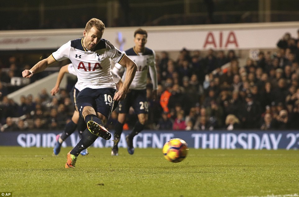 Harry Kane bừng sáng, Tottenham tiếp tục bám đuổi Chelsea