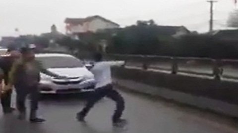 Ăn cưới xong, trai làng nhảy múa chặn xe trên quốc lộ