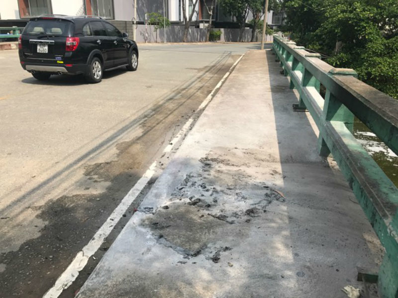 Anh em ruột cháy ngùn ngụt như đuốc trên cầu ở Sài Gòn