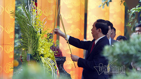Chủ tịch nước dâng hương ở Hoàng thành Thăng Long
