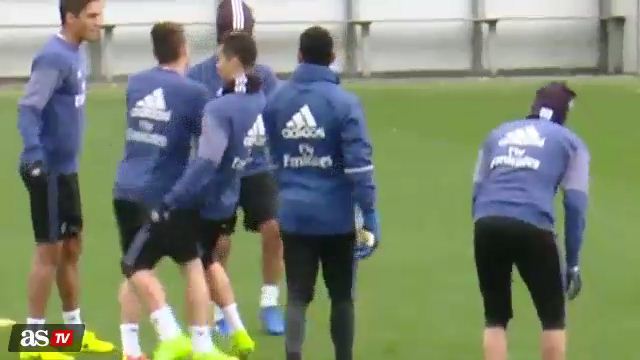 Tung chiêu lạ, Ronaldo khiến đồng đội hú vía