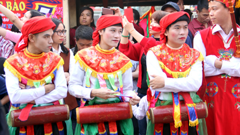 Trai chưa vợ đánh phấn, bôi son 'lẳng lơ' giữa phố
