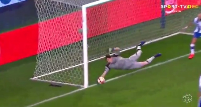 Pha cứu thua kinh điển của Casillas khiến đối thủ vỡ mộng