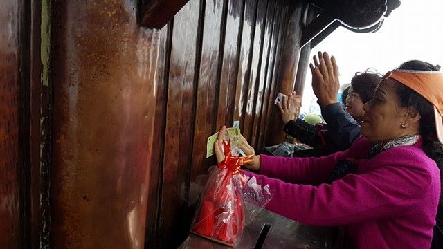 Thi nhau dùng tiền mài nhẵn chùa Đồng Yên Tử