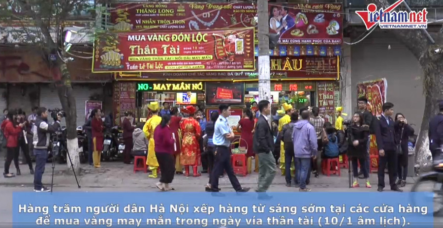 Phố vàng 'vỡ trận': Giao thông nghẹt cứng, tiệm vàng đóng cửa