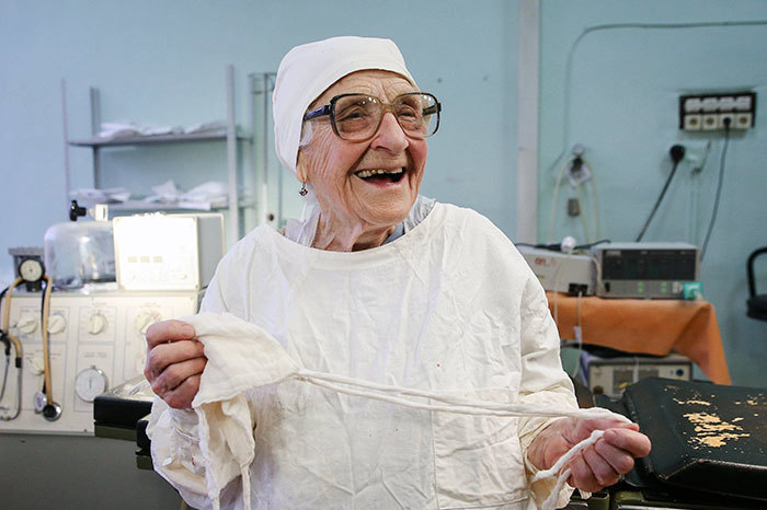 89 tuổi, bác sĩ phẫu thuật già nhất thế giới mổ 4 ca mỗi ngày