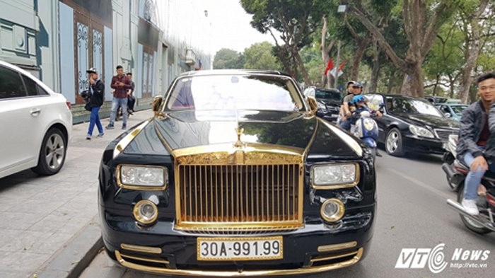 Rolls-Royce Phantom rồng mạ vàng 50 tỷ dạo phố Hà thành