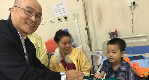 Fubon Life VN tặng quà Xuân cho bệnh nhi và hộ nghèo