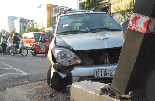 Ô tô tông hàng loạt xe máy, 3 người bị thương ở Sài Gòn