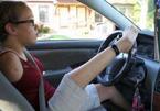 Clip: Cô gái không tay lái ôtô bằng chân cực điêu luyện