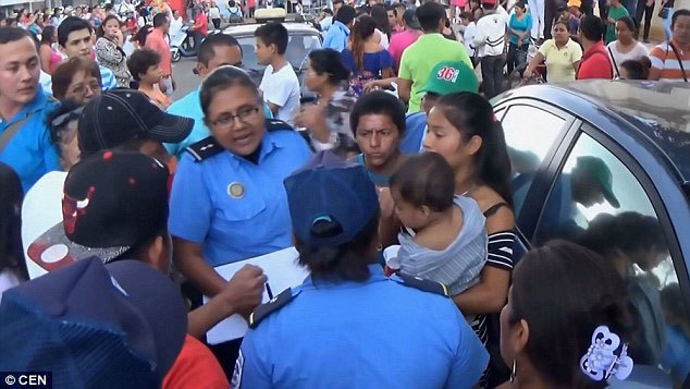 Tình cũ bế con tới đám cưới, chú rể kéo cô dâu bỏ chạy