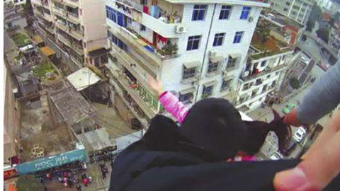 Video vợ tự tử, chồng túm tóc quyết không buông