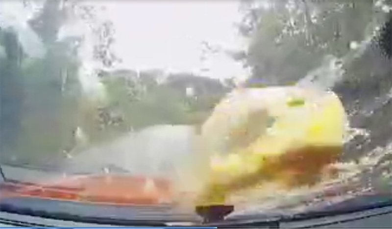 'Vật thể lạ' rơi vào kính chắn xe khiến tài xế bất ngờ