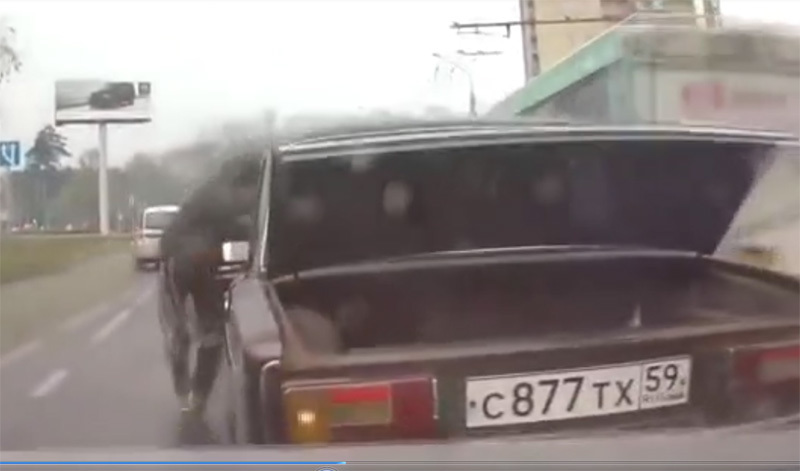 Sửa xe ngay giữa đường, người đàn ông bị ôtô đâm trúng