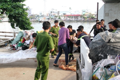 Cô gái trẻ lao xuống kênh tự tử ở Sài Gòn