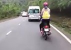 Nữ phượt thủ đứng lên xe máy, cười đùa khi đổ đèo Bảo Lộc