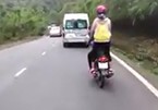 Nữ phượt thủ đứng lên xe máy, cười đùa khi đổ đèo Bảo Lộc