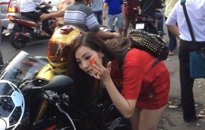 Fan nữ cực ngầu phóng motor phân khối lớn đến cổ vũ Công Phượng.