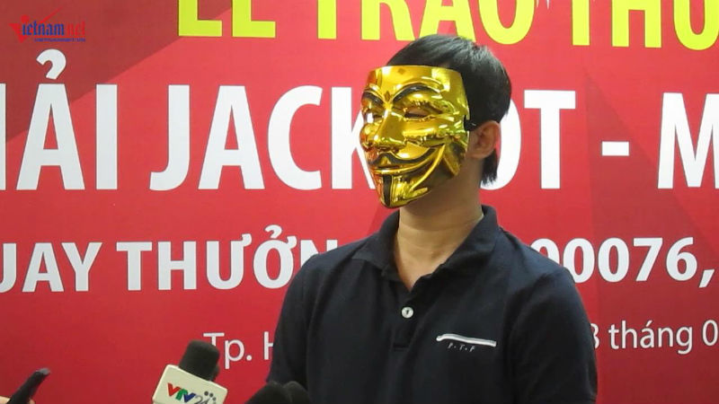3 người đeo mặt nạ nhận thưởng trúng số độc đắc 127 tỷ