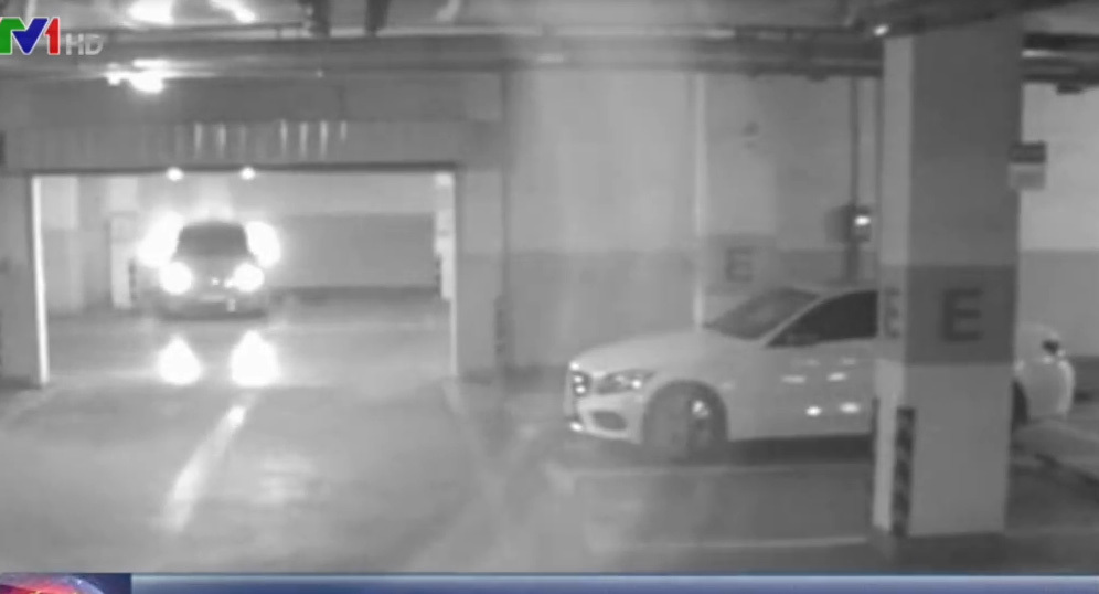 Clip: Bé trai 6 tuổi lén tự lái xe hơi ra khỏi garage