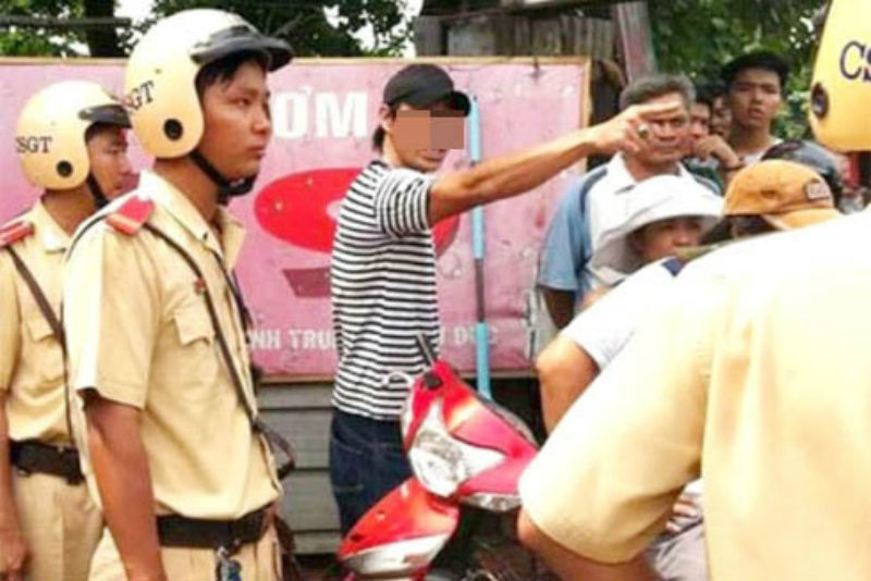 Em bị phạt, anh nghi nhiễm HIV cắn chân CSGT ở Sài Gòn