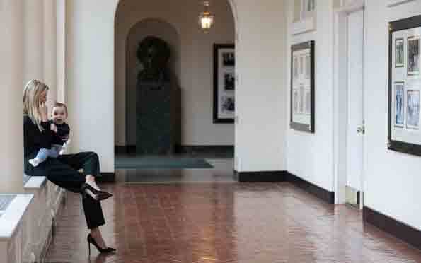 Ivanka bế con ngồi vắt vẻo ở hàng lang Nhà Trắng