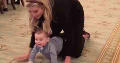 Ivanka bế con ngồi vắt vẻo ở hàng lang Nhà Trắng