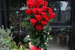 Quà Valentine tặng hotgirl: Cành hoa hồng cao bằng người