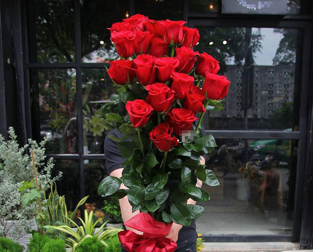 Quà Valentine tặng hotgirl: Cành hoa hồng cao bằng người