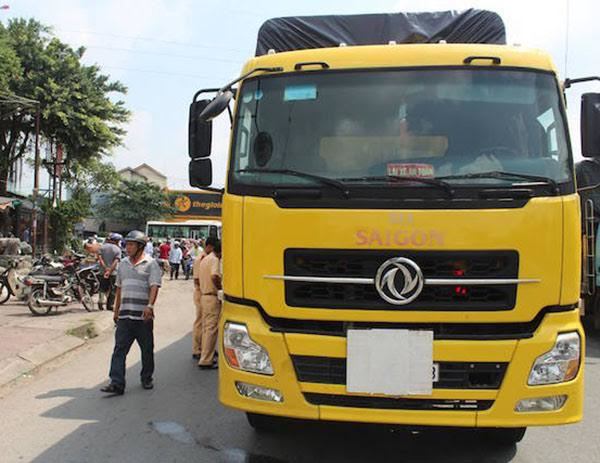 Cha chết, con trai nguy kịch dưới bánh xe tải