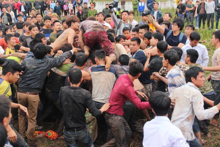 Trai làng băng ruộng, đè lên nhau cướp phết Hiền Quan
