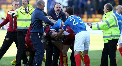 Những pha ẩu đả cười ra nước mắt của làng túc cầu quốc tế