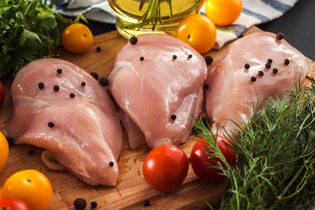 Tại sao không nên ăn lườn gà có những vệt màu trắng?