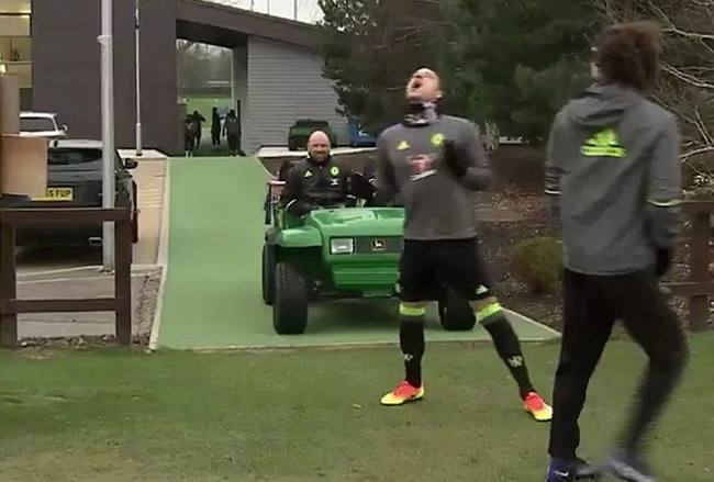 Ngả mũ với pha tâng bã kẹo cao su của John Terry