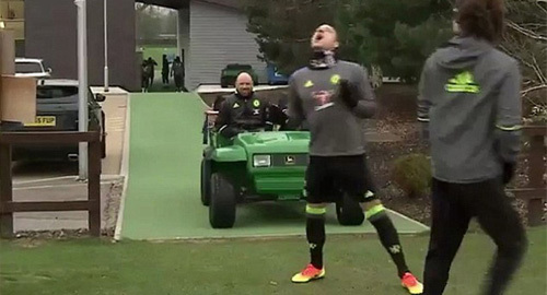 John Terry gây sốc với màn tâng bã kẹo cao su