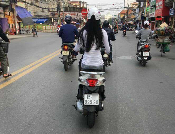 Cô gái Hải Phòng đi xe máy biển 999.99 vạn người muốn biết mặt