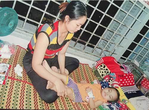 Cha mẹ nghèo kiếm đâu 10 triệu một tháng cứu con